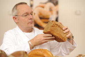 Brot- und Brötchenprüfer Michael Isensee vom Deutschen Brotinstitut, honorarfrei zur Veröffentlichung freigegeben. 