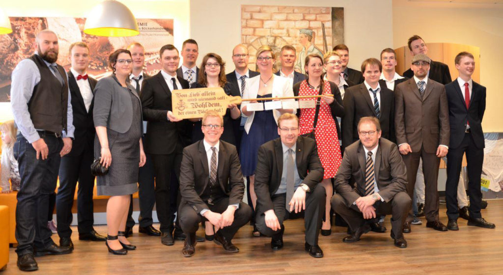 Die erfolgreichen Absolventen des Meisterkurses an der Bäckerfachschule Hannover strahlen Stolz und Freude über die bestandene Meisterprüfung aus.