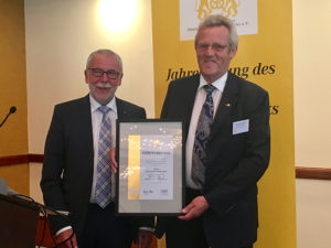 Michael Wippler (links), Präsident Zentralverband des Deutschen Bäckerhandwerks, überreicht Ehrenmitglied Karl-Heinz Wohlgemuth Ehrenurkunde