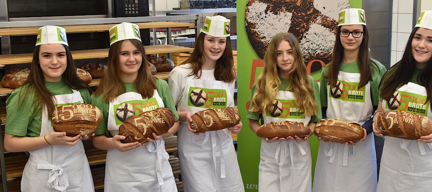 Konfis backen Brot für die Welt  Auftaktgottesdienst mit Bischöfin Kirsten Fehrs in Hamburg-Finkenwerder für die Aktion „5000 Brote“ in der Nordkirche
