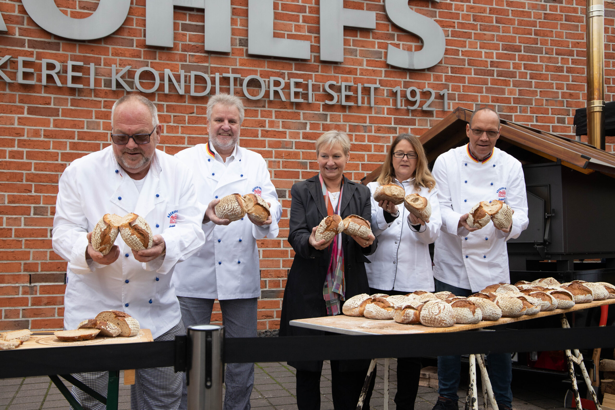 Hamburger Bäcker teilen »Bischöfinnen-Brot« für die Ärmsten