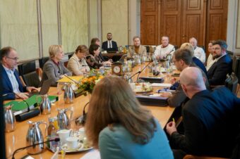 Landesinnungsmeister Matthis Grenzer, Obermeister Klaus Tilsen und Verbandsgeschäftsführer Jan Loleit in der Kabinettssitzung